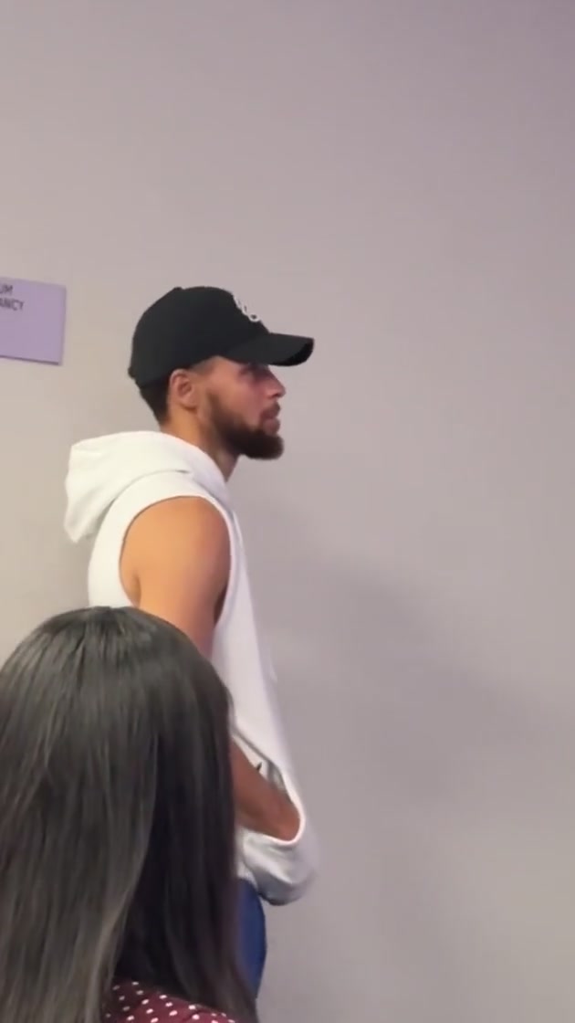 庫里賽后發(fā)布會前，凝視著墻上的庫湯追壁畫！久久才入座！