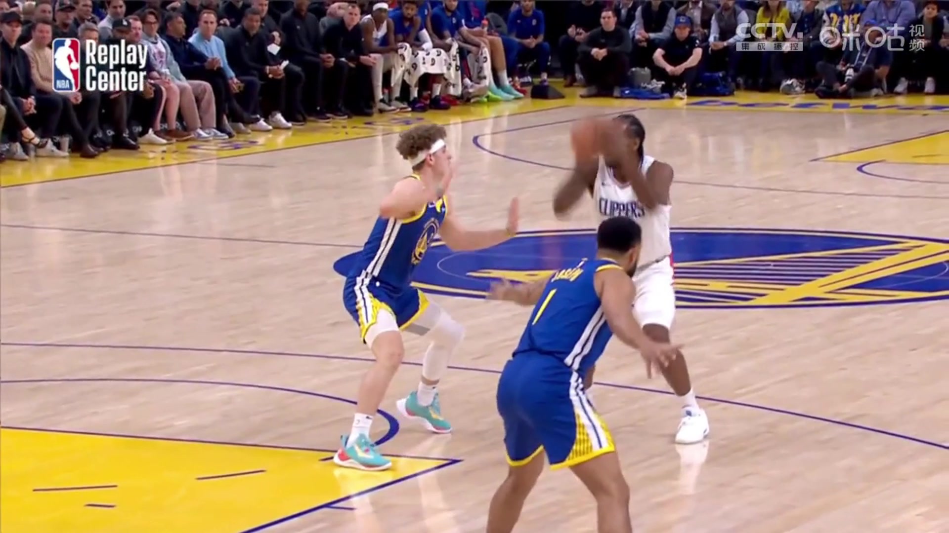 多少有點離譜！小卡這個投籃居然吹了打手！隨后科爾挑戰(zhàn)成功