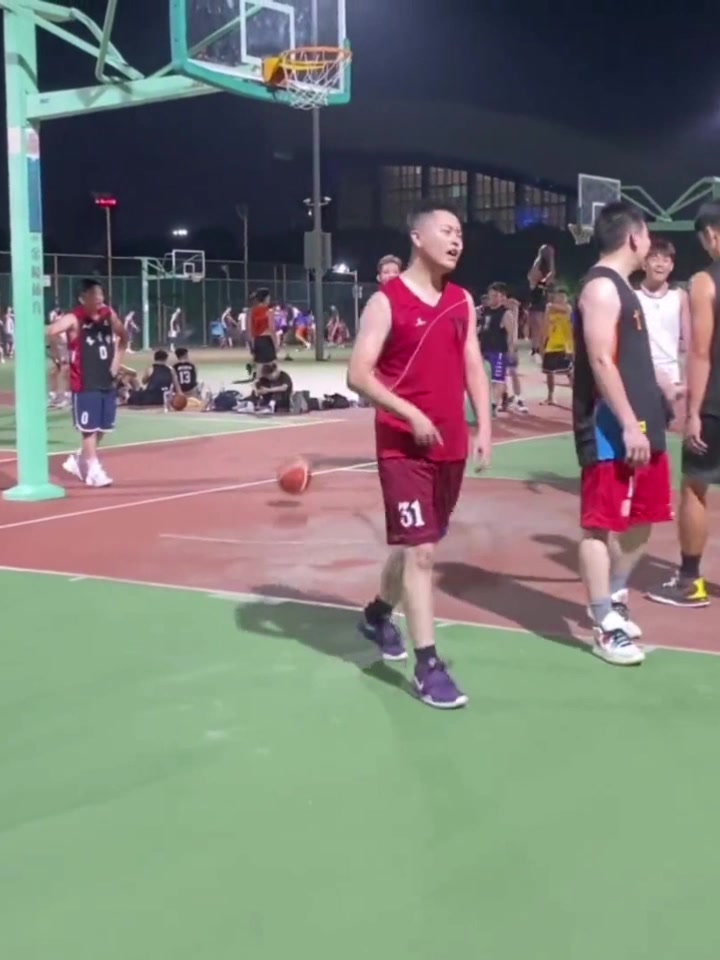 小哥這球明顯攜帶球違例！另一小哥直言：這球走步我不打球了