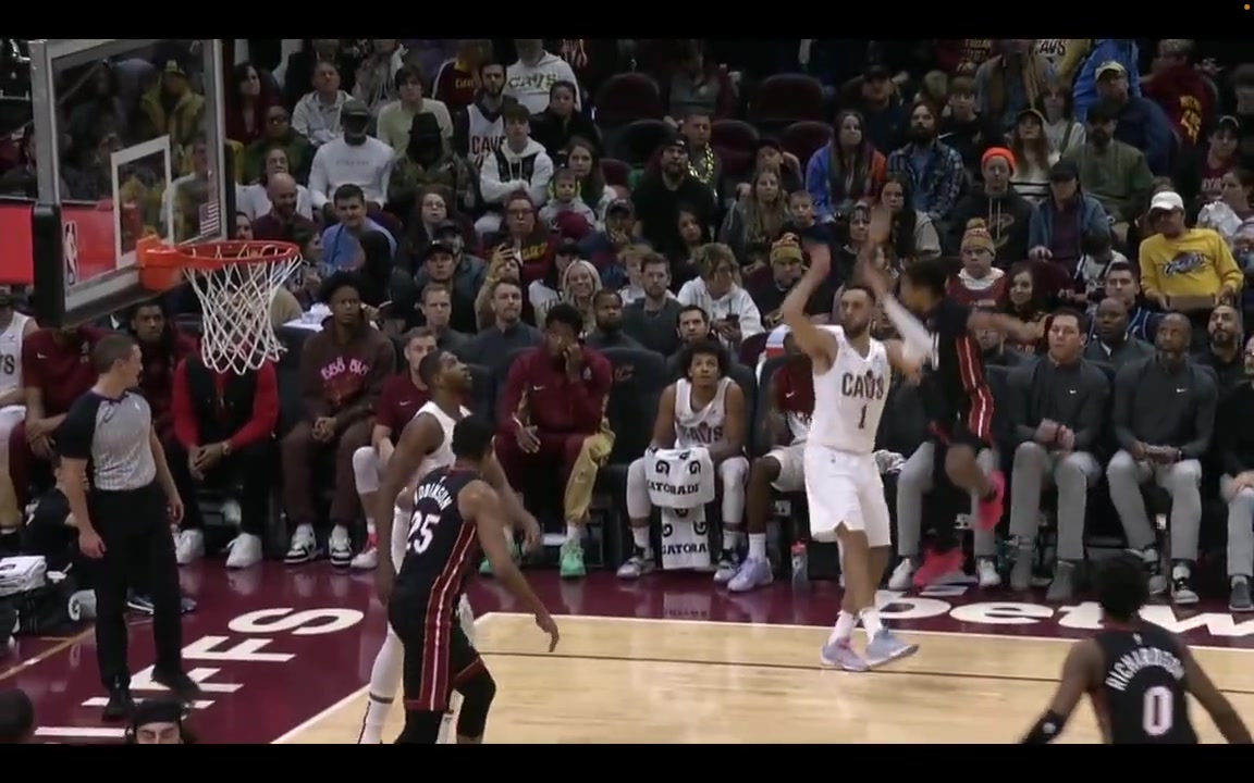 太倒霉了！熱火球員德魯-史密斯踩到場邊戰(zhàn)術(shù)紙導(dǎo)致右膝關(guān)節(jié)韌帶扭傷，賽季報銷