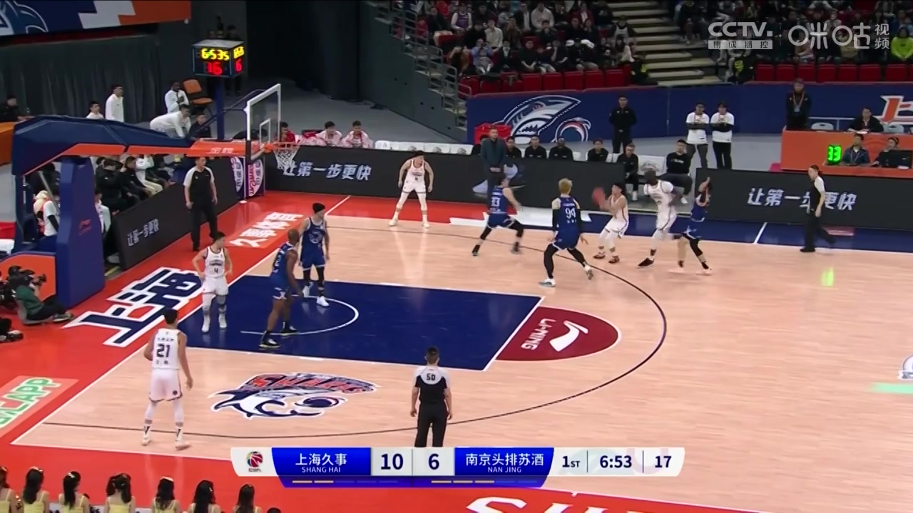 不手軟！面對一頭黃頭發(fā)的王哲林，林葳果斷出手命中三分還造加罰