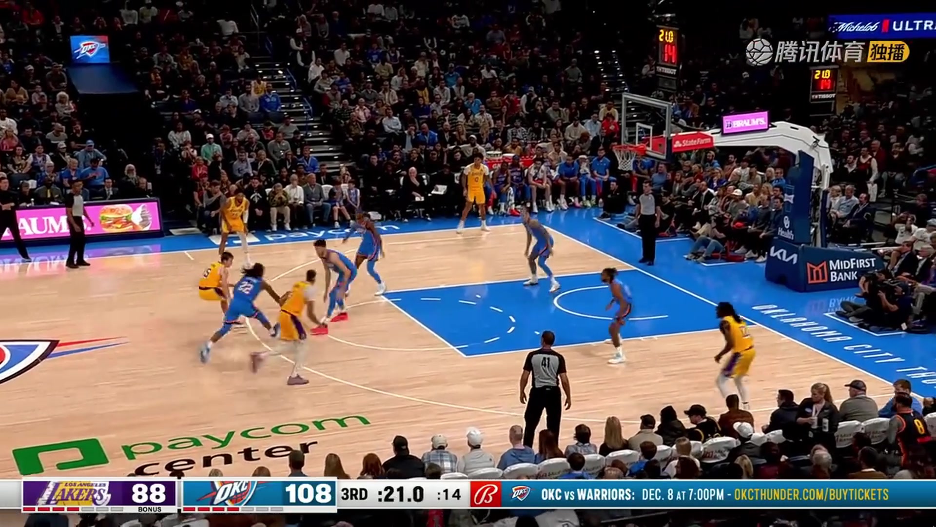 真不理會湖人外線！濃眉拿球,雷霆五人幾乎一起收縮!濃眉無奈搖頭