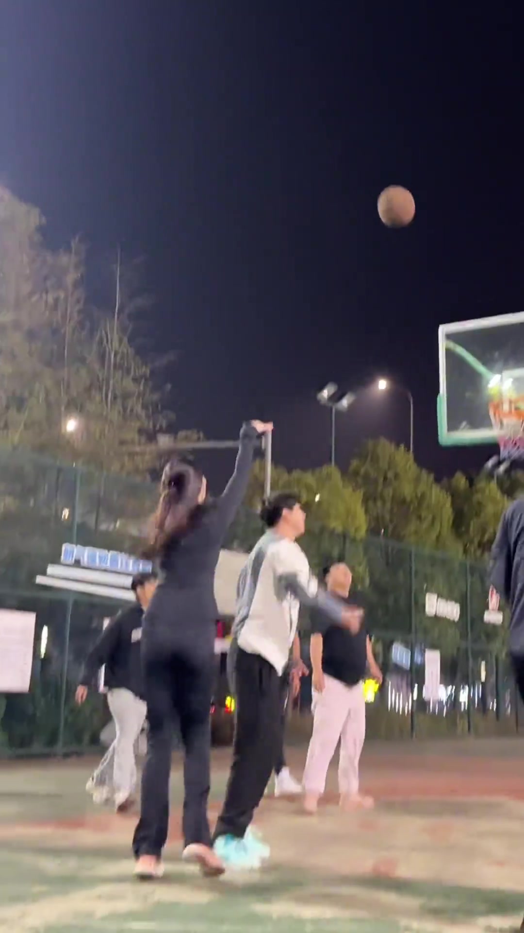 野球場(chǎng)肘姐投籃這么準(zhǔn)，防她的男生怎么不認(rèn)真點(diǎn)