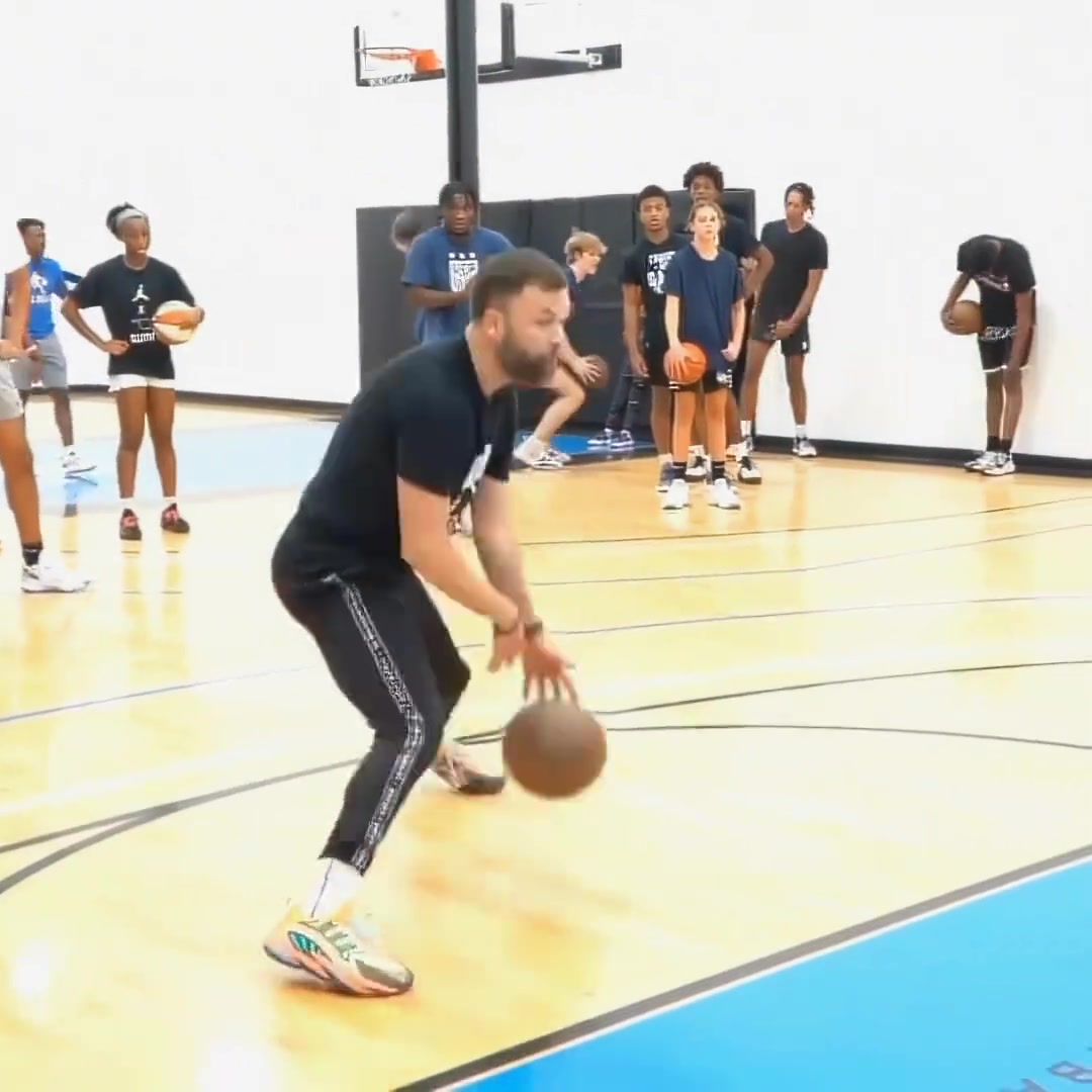 NBA訓(xùn)練師的組合過人動作訓(xùn)練，你學(xué)會幾招？