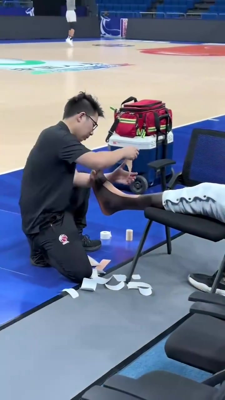 52碼超級(jí)大腳！同曦男籃曬外援法爾綁腳視頻，這可是大工程啊