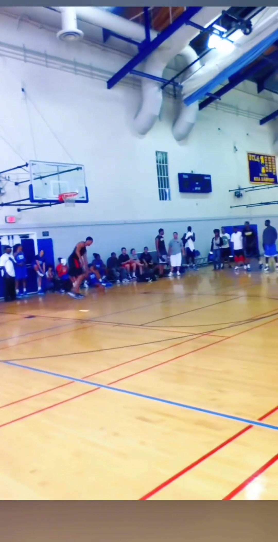 第一個扣籃已經(jīng)很離譜了，第二個更變態(tài)