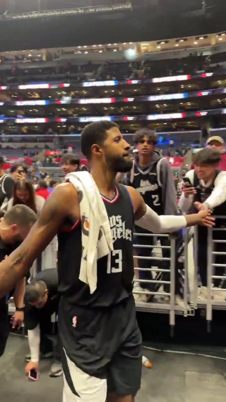 絕殺勇士！泡椒賽后在球員通道給小球迷簽名