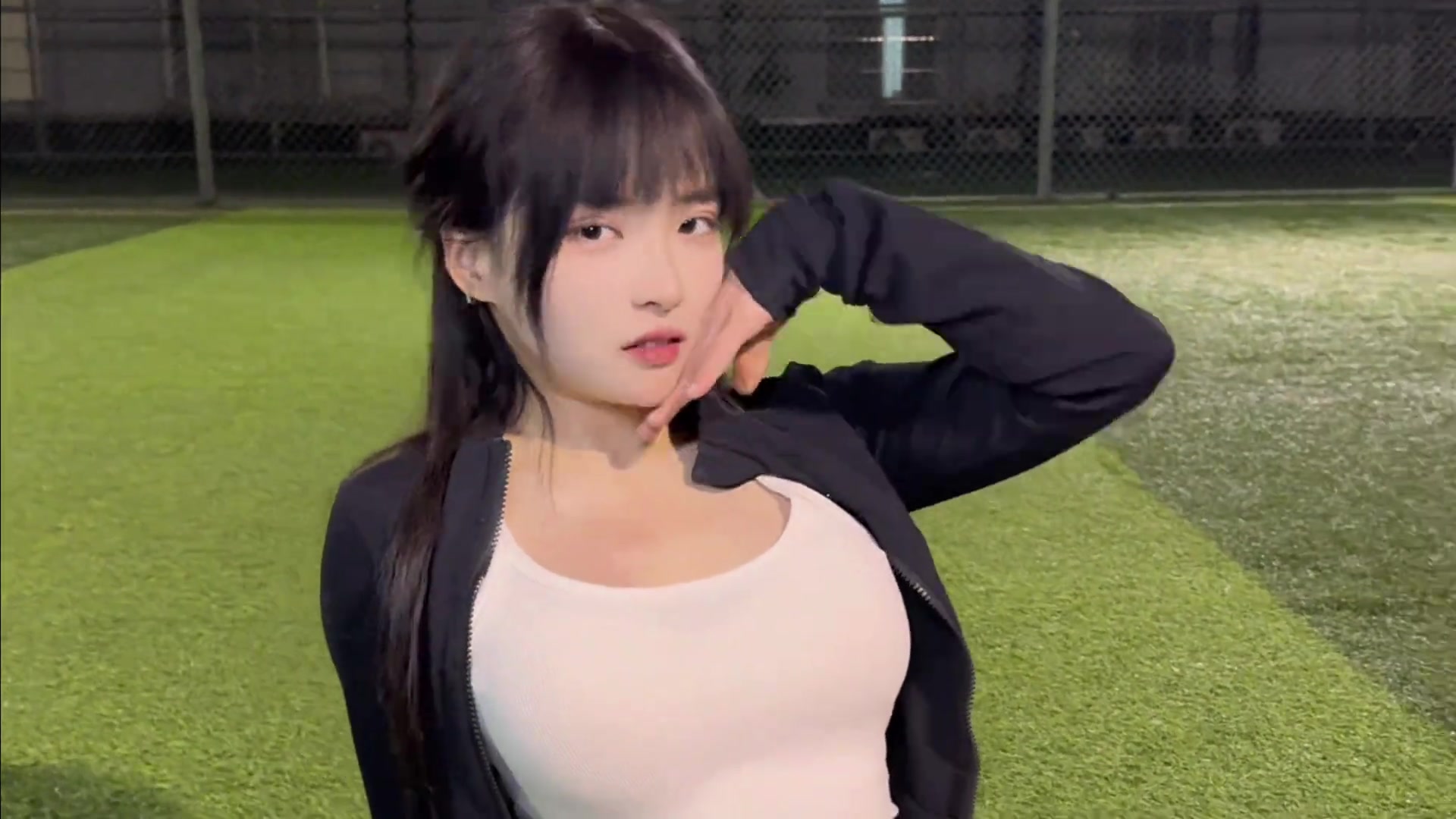 會(huì)踢球的小姐姐，這誰(shuí)頂?shù)米“?></span> <i class=