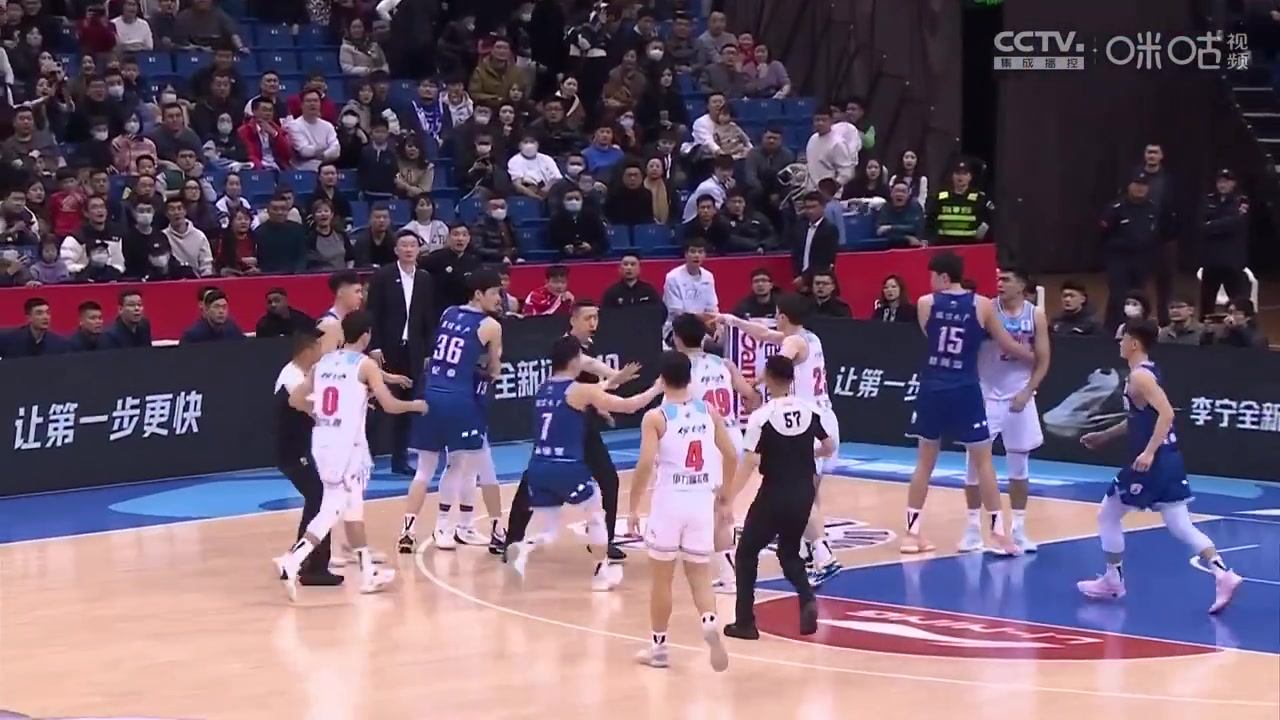 險沖突！鮑威爾推搡魯吐布拉，于德豪上前出頭也被推了一把