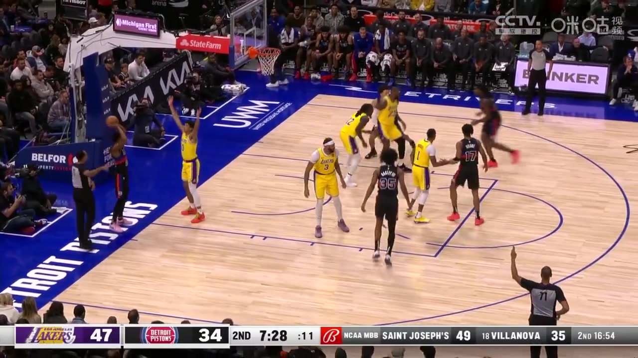 過(guò)去的恩怨歷歷在目??！斯圖爾特籃下?lián)尠蹇裢普材匪?，老詹甩手表示不滿！