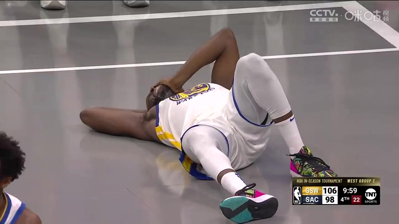 追夢(mèng)被放倒，裁判未表示！科爾趕緊招呼追夢(mèng)：快回來(lái)，別躺著了