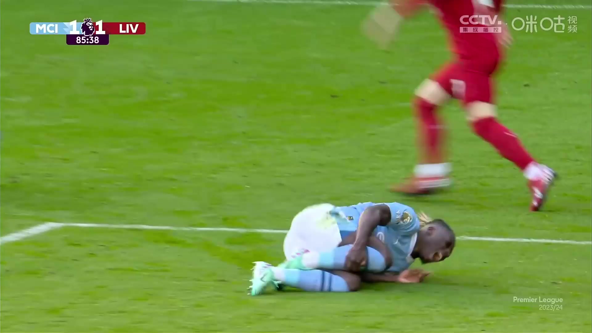 看著都疼！馬蒂普踩多庫腳踝染黃，詹俊：黃牌一點問題也沒有