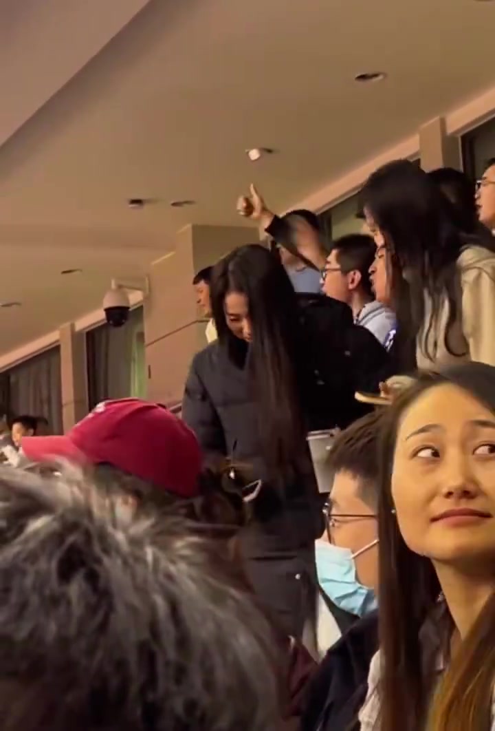 青島球迷在看臺上大喊“換趙睿??！”趙睿隨后對其豎起大拇指