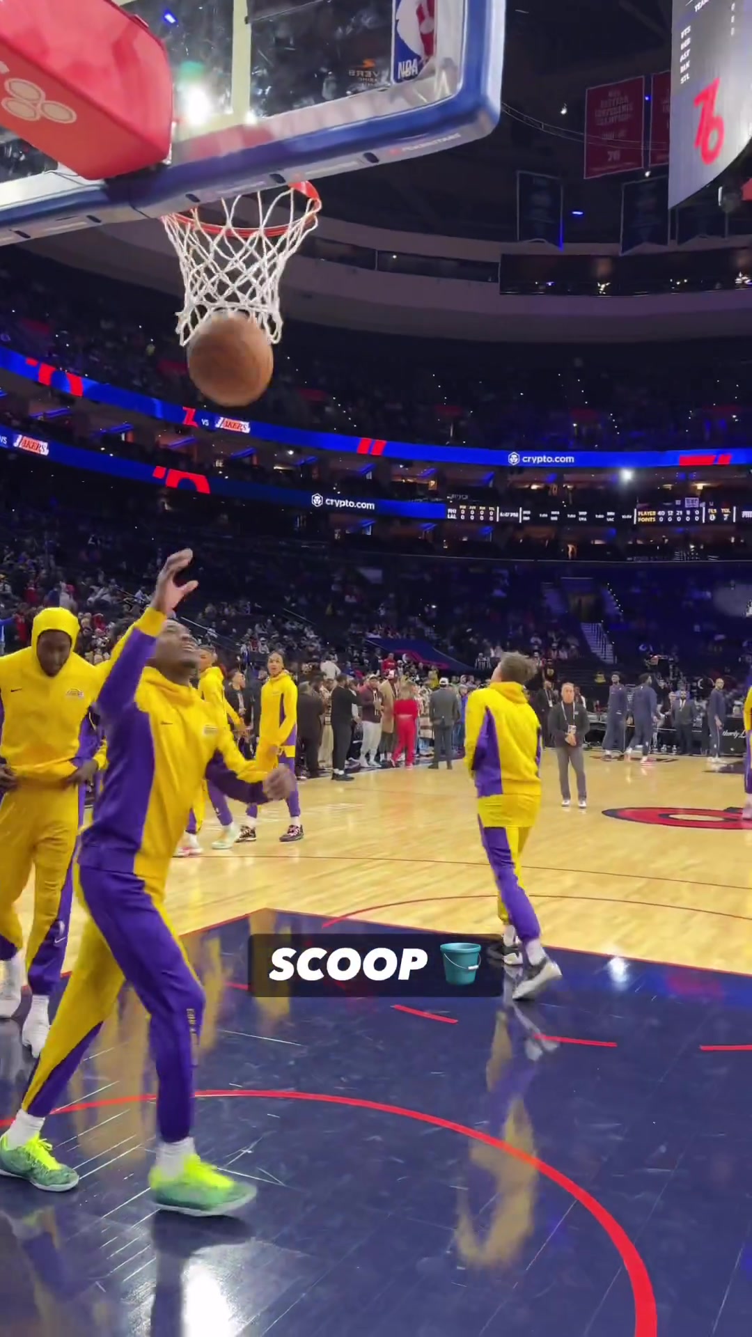 詹姆斯和里夫斯賽前訓(xùn)練逗比歐洲步上籃 屬實魔性~