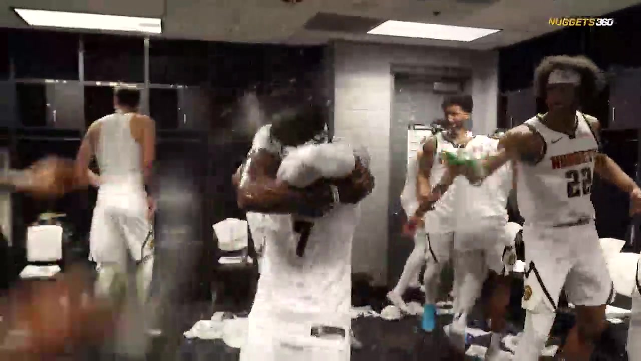 吉吉國(guó)王牛逼！賽后雷吉在更衣室被隊(duì)友瘋狂潑水