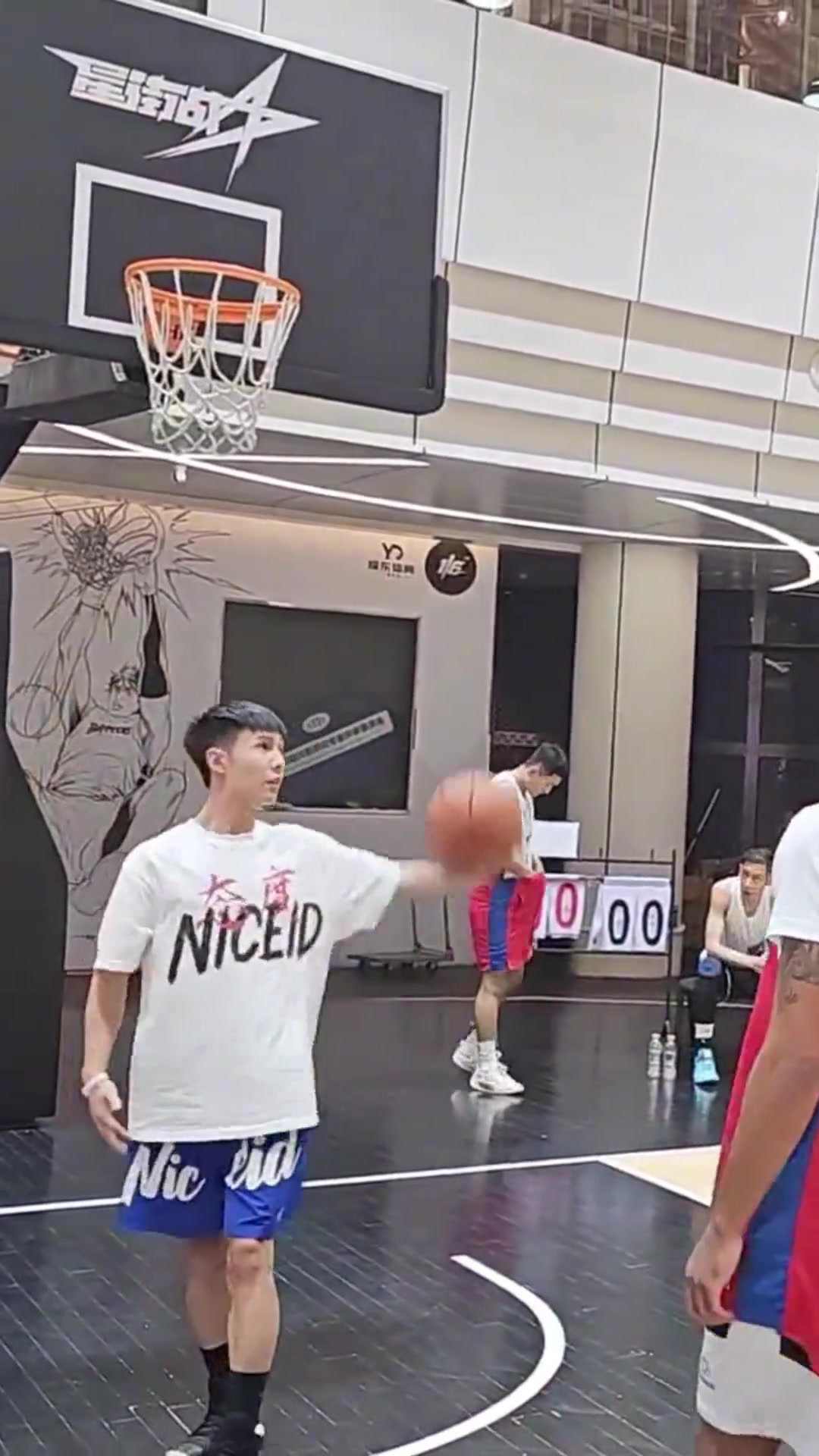 真的不要小看尼文-哈特，這么變態(tài)的扣籃能這么輕松？