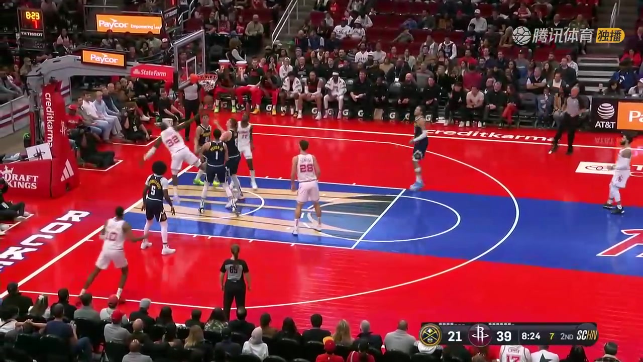 小伙子真的活力十足！伊森沖擊掘金內線上籃打進，隨后比出“矮”的手勢嘲諷