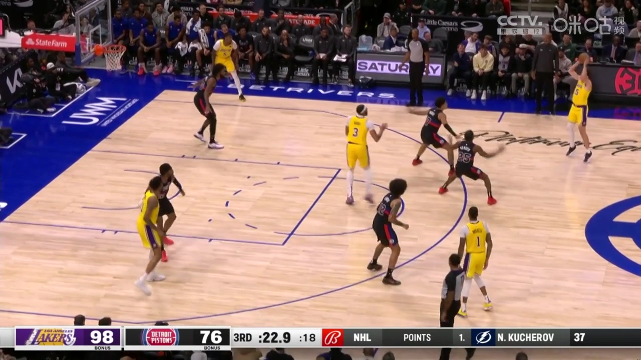 拉塞爾撤步命中三分，湖人主隊(duì)解說老鄭：簡(jiǎn)直就是狂扁小朋友