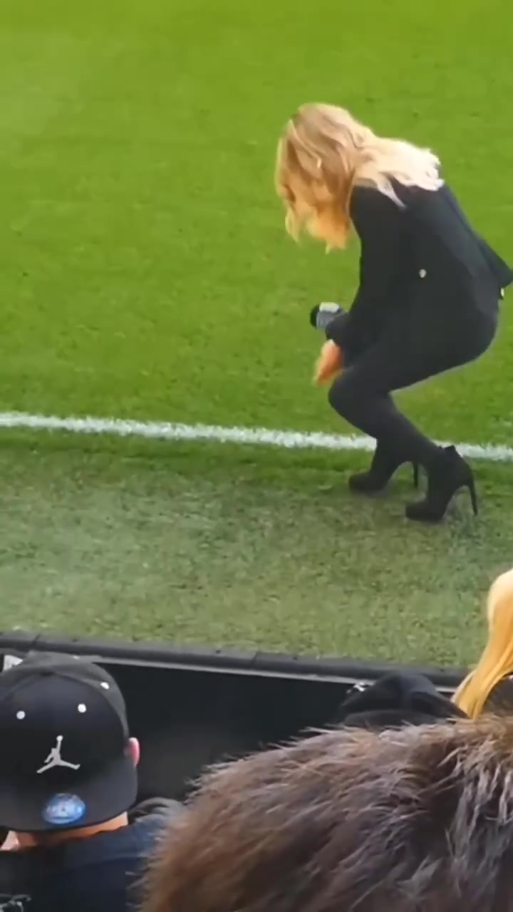 卡里烏斯女友蹲下整理鞋子遭球迷起哄