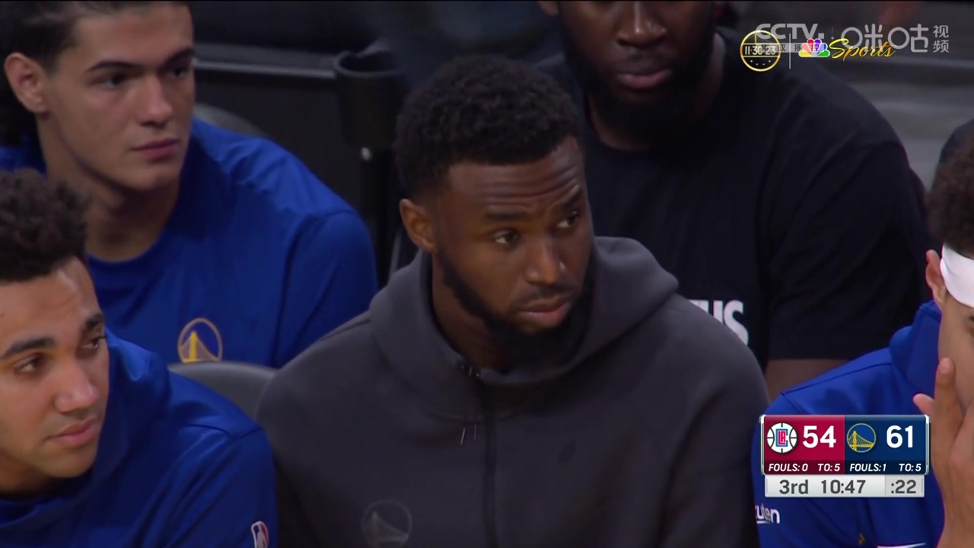 維金斯離奇受傷！關(guān)車門夾傷手指，只好包扎著手指坐在場邊