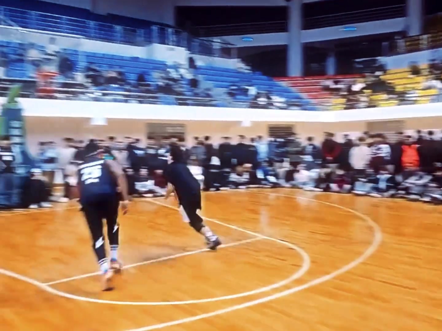 真不是一個級別呀！小哥搞偷襲上籃 仍遭哈特殘暴血帽