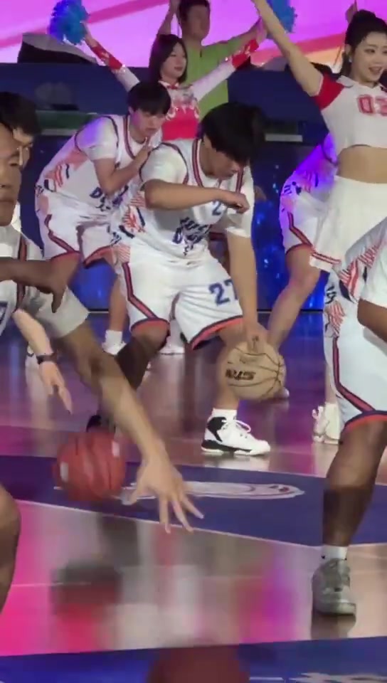 《籃球放氣了，但是他沒有放棄》