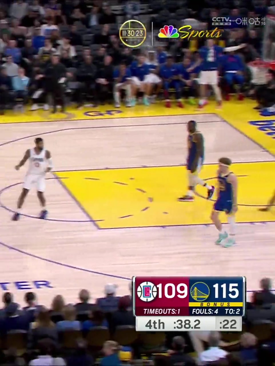 這是快船現(xiàn)狀縮影？曼恩被撞倒地后，快船竟沒人過去拉他起來