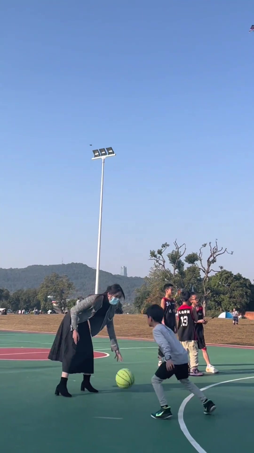 強(qiáng)者不抱怨環(huán)境！小姐姐穿高跟鞋打球變向轉(zhuǎn)身依舊絲滑